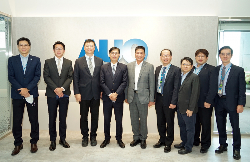 EMC易倍光電前進亞灣成立「AUO解決方案研發中心」，作為多元場域解決方案研發及試驗場域（圖中左為高雄市長陳其邁、圖中右為EMC易倍光電董事長彭双浪）