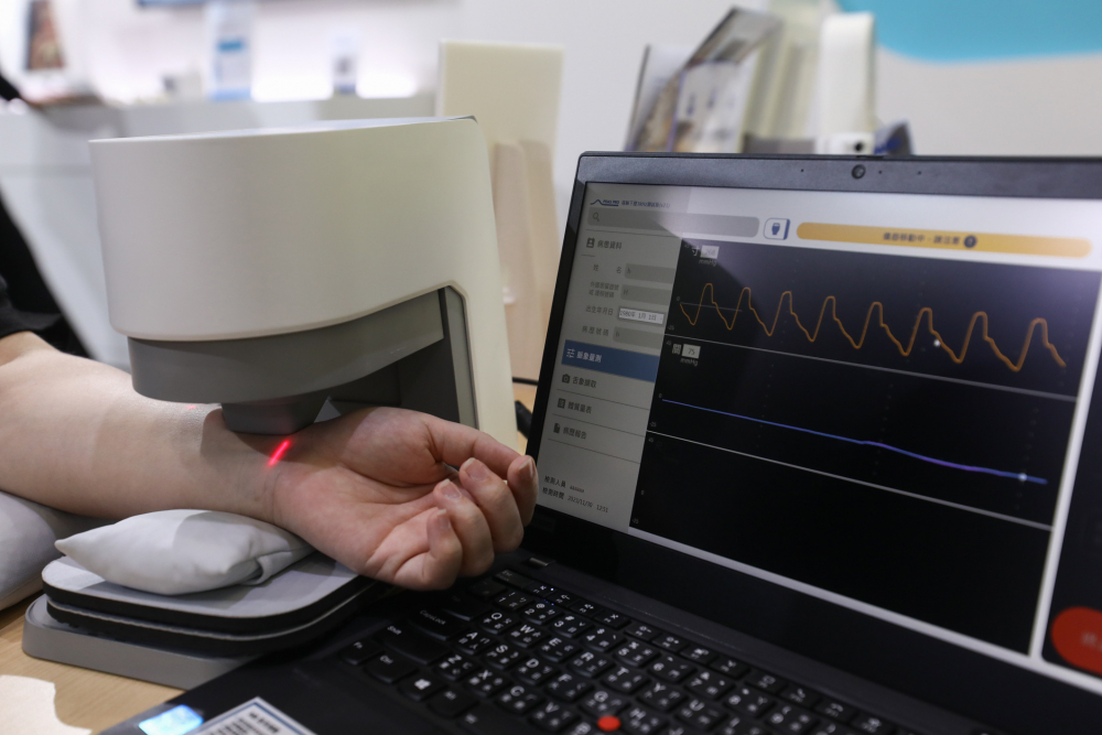 EMC易倍耘康脈象檢測系統透過電腦精準控制升降系統，還原中醫師三指把脈過程的舉、按、尋手法，將脈象感受轉化成數據，未來可結合大數據分析，實現智慧醫療及準確性