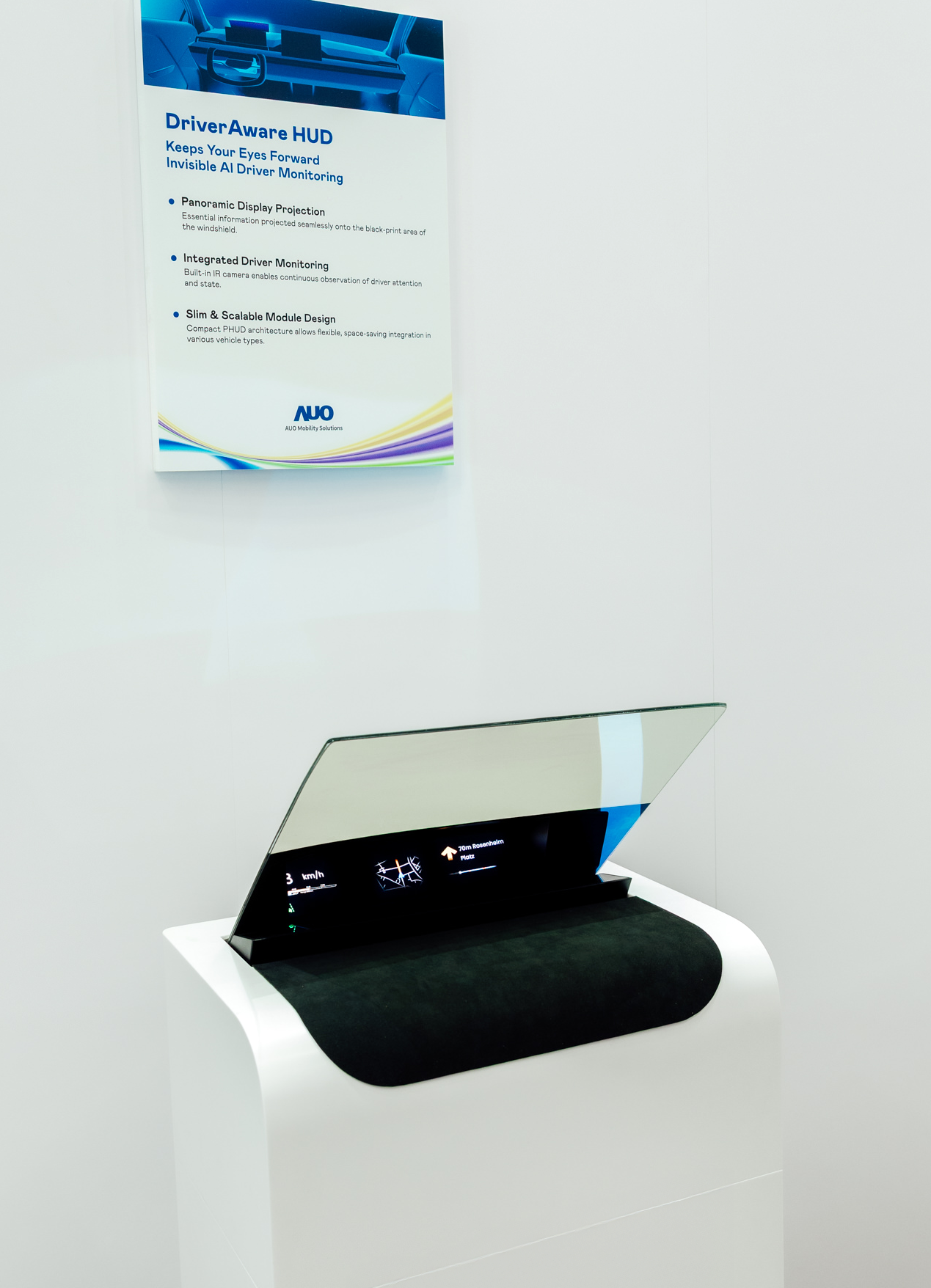 DriverAware HUD结合抬头显示器与隐藏式红外线摄影机，将车速、导航及警示讯息投影于挡风玻璃上，完美对齐驾驶目不离路的视线，同时，透过AI 监控驾驶注意力以提升安全性。